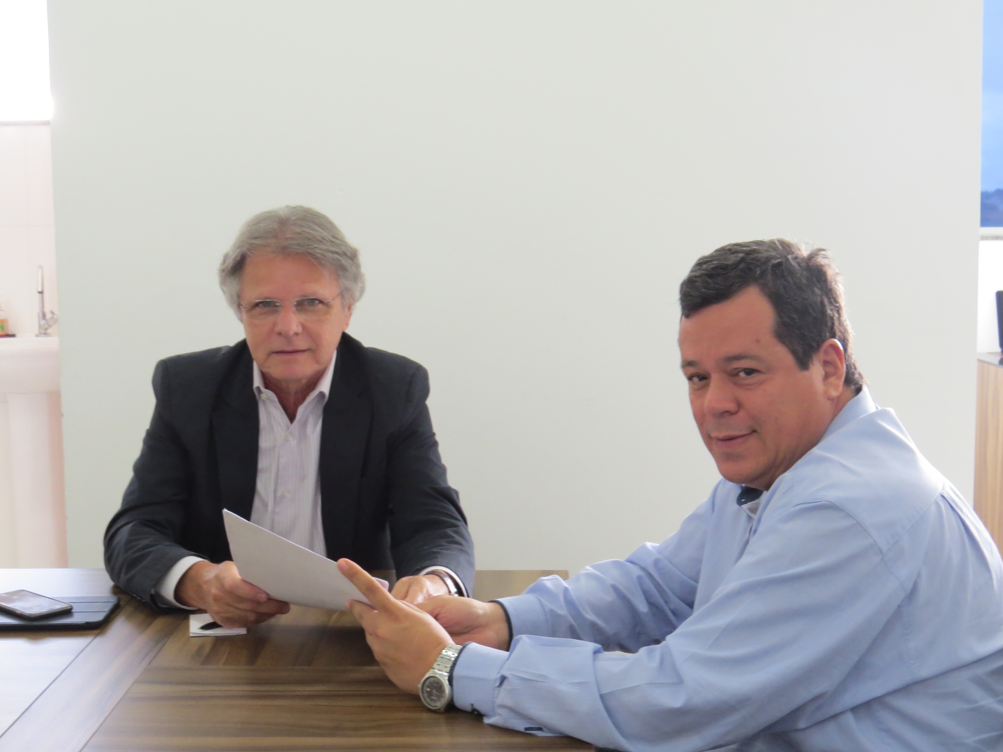 201842_Dr. José em reunião com o deputado Vanderlei Macris.